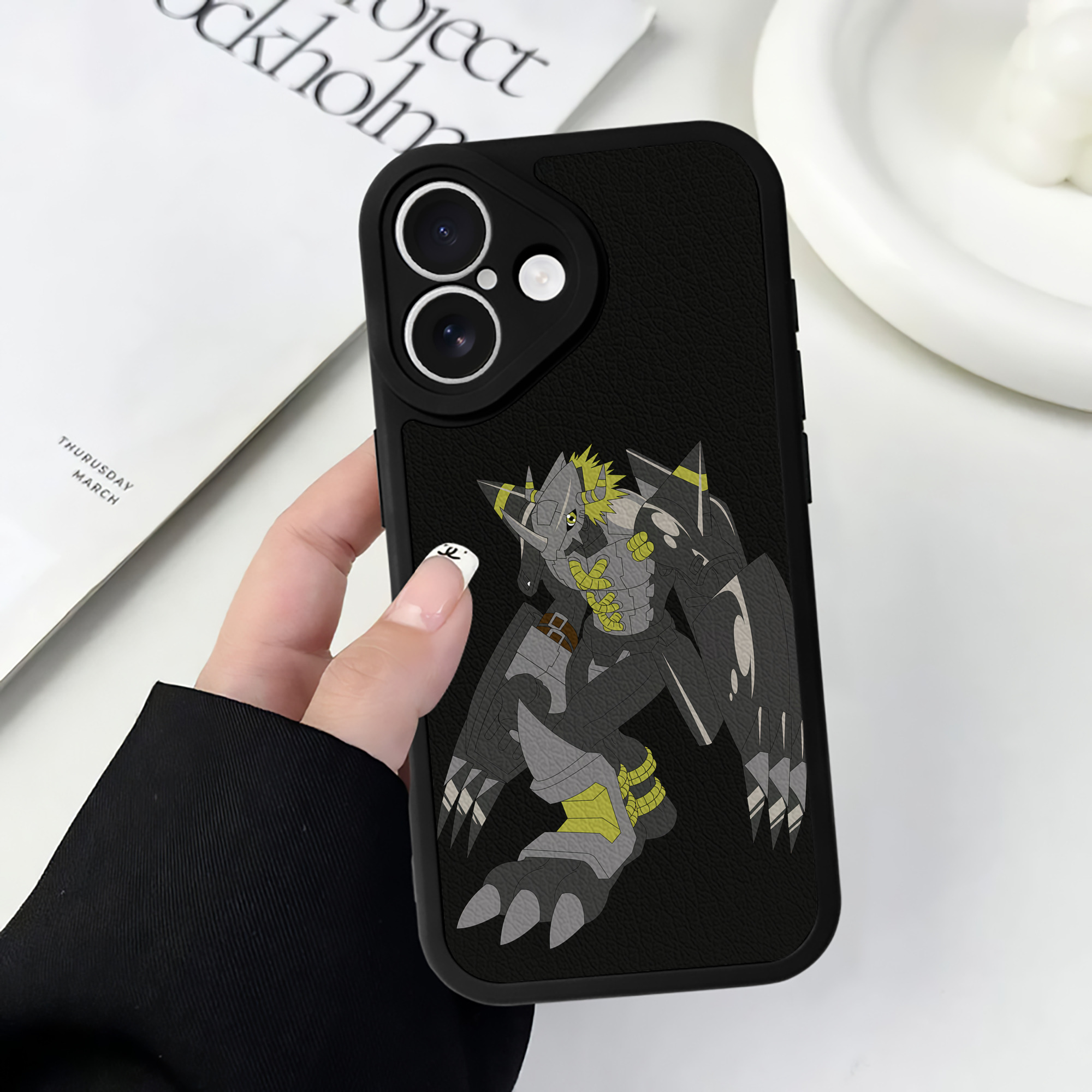 （画像用） Digimon デジタルモンスター/デジモン 【iPhone 16シリーズ対応】シリコンスマホケース（レザー調） 材質：シリコン
